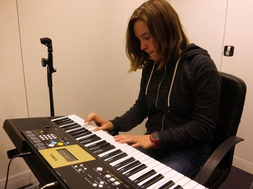 kira-spielt-keyboard